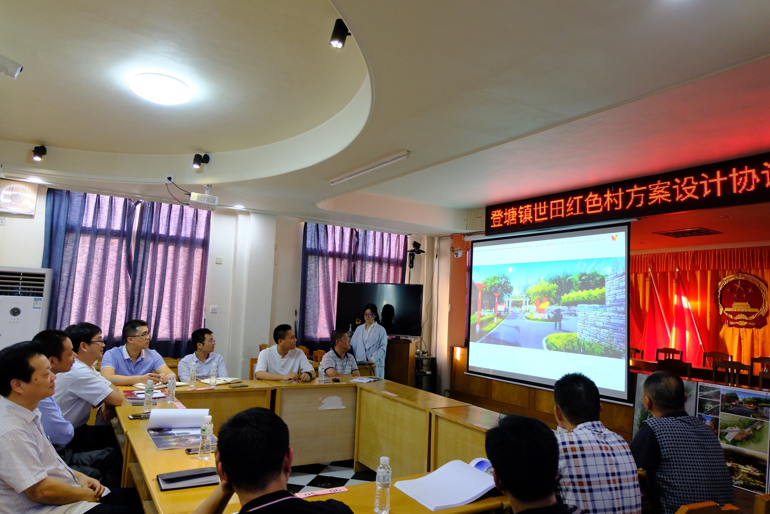 项目组向潮州市组织部副部长陈旭、潮安区组织部副部长陈锐生汇报设计方案